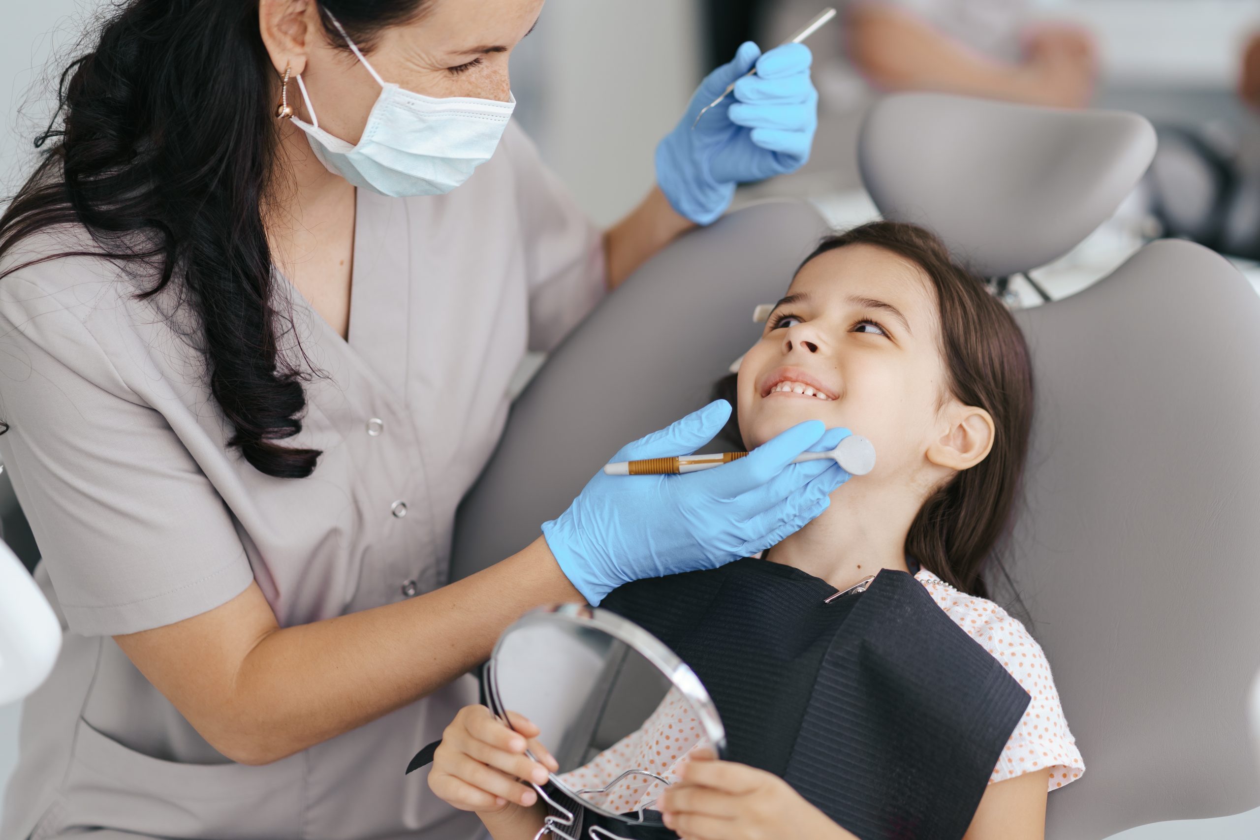 crianca-feliz-olhando-para-dentista