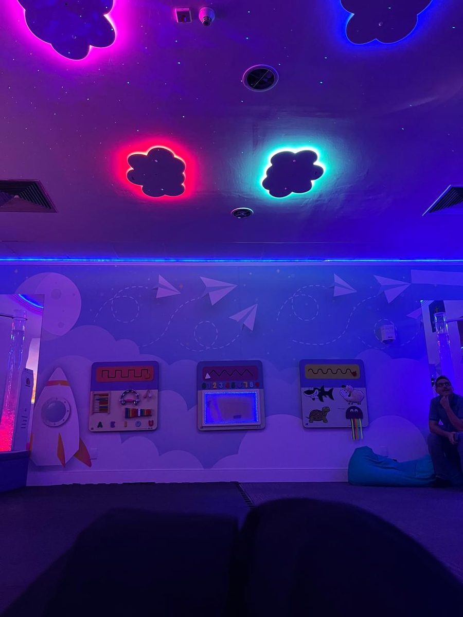 Ambiente multissensorial com painéis interativos e iluminação relaxante