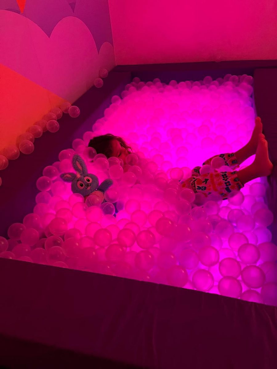 Piscina de bolinhas com iluminação sensorial para regulação de estímulos