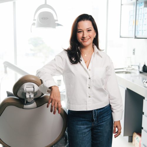 Dra. Fernanda Prates no Consultório